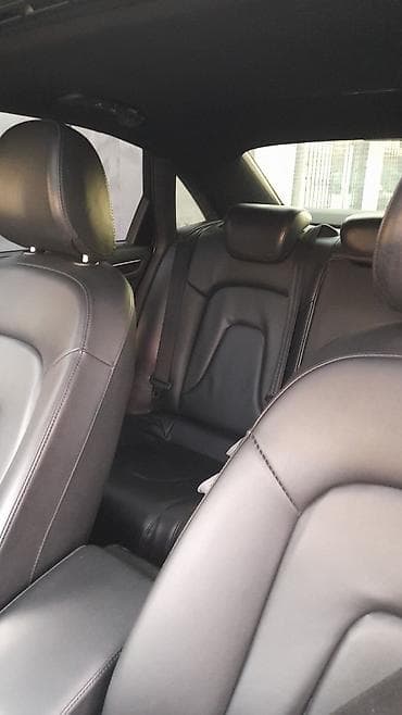 disk masin: Audi A4 sedan – ağ rəng, Azərbaycan nömrə nişanı. B8 kuzov (təxminən — 6