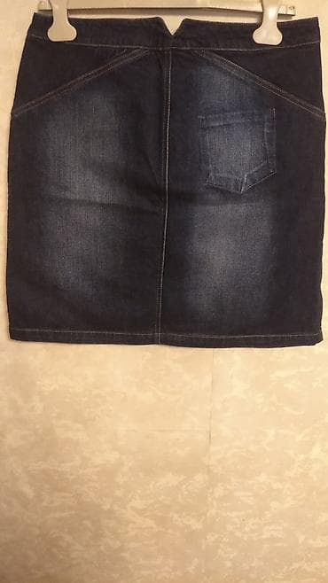 Denim ətək – tünd göy, mini/orta uzunluq. Xüsusiyyətlər: - Kəsim — 5