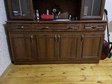 kicik şkaf: Şüşə qapılı və çekməcəli bu qəhvəyi rəngli vitrin, qab-qacaq və digər — 3