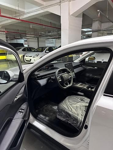 Продажа авто: AİWAYS A5 elektrik sedan - Kuzov: sedan, ağ rəng, aerodinamik — 3