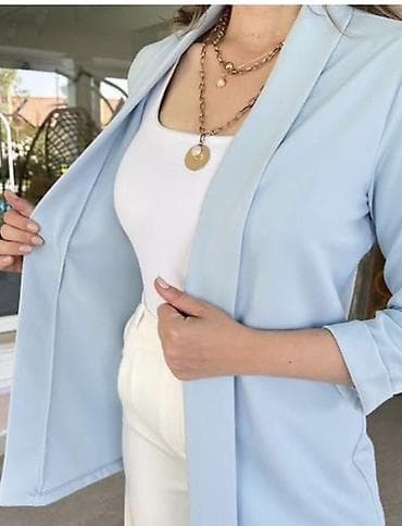 Açıq mavi rəngdə qadın blezeri - Model: düz kəsim, önü düyməsiz — 2