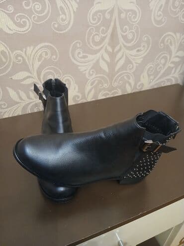 qadın üçün daflkot: Qadın qısa çəkmələri - Rəng: qara - Model: bilekyanı bot - Material — 3