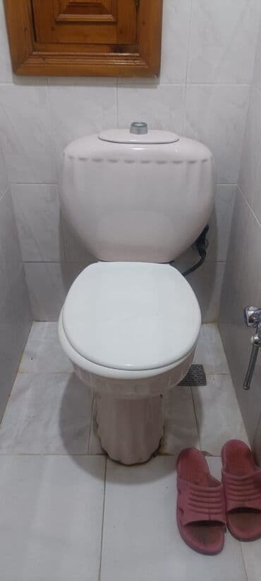 Ağ rəngli klozet dəsti - Kompakt su çəni üstdən düyməli mexanizmlə -