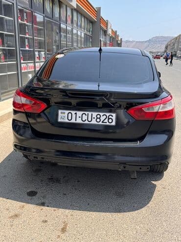 спидометр: Ford Focus sedan – qara rəng, AZ nömrə nişanı. - Kuzov: sedan, qara — 5