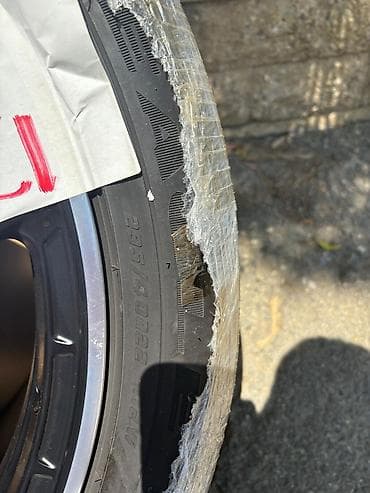 235/40R22 ölçülü təkərli qara rəngli avtomobil diski. Bu disk müasir — 2