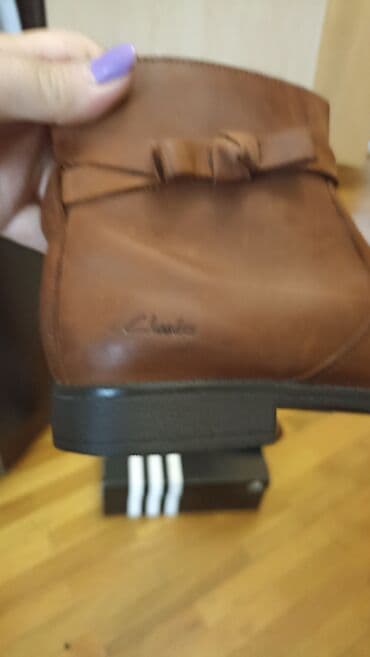 qiz ucun botlar: Clarks qadın botları - Model: qısa boğazlı, yandan fermuarlı - Rəng — 3