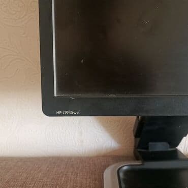 manitor maşın: HP L1945wv monitoru qara rəngli korpusa və müvafiq dayağa malikdir — 2