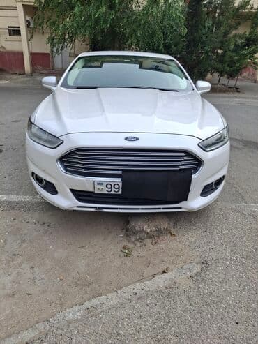 qubada ucuz avtomabiller: Ağ rəngdə Ford Fusion sedanı. Bu avtomobilin salonda rahat — 2