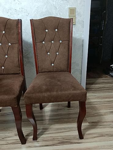 Yemək otağı üçün klassik üslubda yumşaq stullar dəsti. - Material