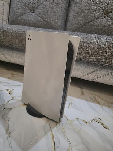 ps5 kontroller: PlayStation 5 (PS5) oyun konsolu - Rəng: ağ korpus, qara mərkəz — 1