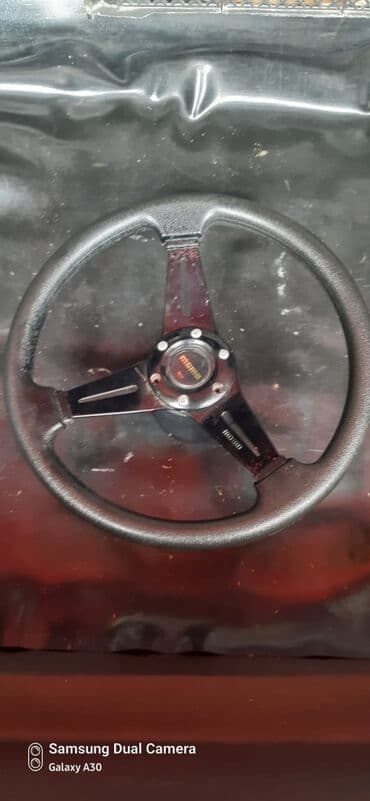 MOMO idman sükanı - 3-şüalı dizayn, qara metal mərkəz və mərkəzdə