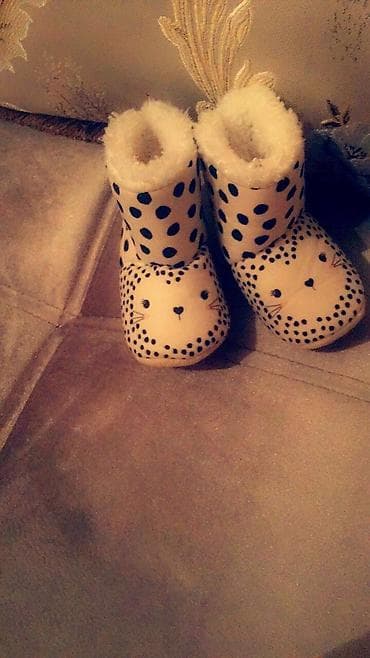 ağ ayaqqabi: Qiz ucun papuwdu geyinmiyib hec tezedi ici tukludu isdi saxliyir — 1