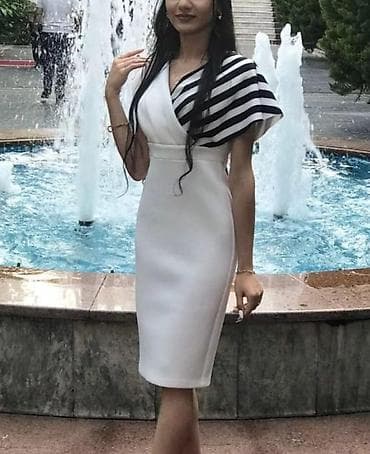 Zərif qadın paltarı – qolsuz, dizüstü uzunluqda, bədənə oturan kəsim