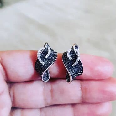 sirqalar qizil: Dəstə daxildir: Üzük, Sırğa, Ağ qızıl, 585 Əyar, 1172 g — 6