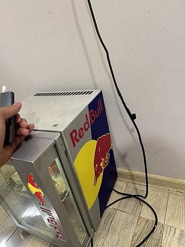 Red Bull brendli mini vitrin soyuducu - Kommersiya tipli masaüstü — 3