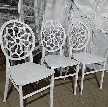 Ağ rəngli dekorativ arxa dayaq dizaynına malik plastik stullar -