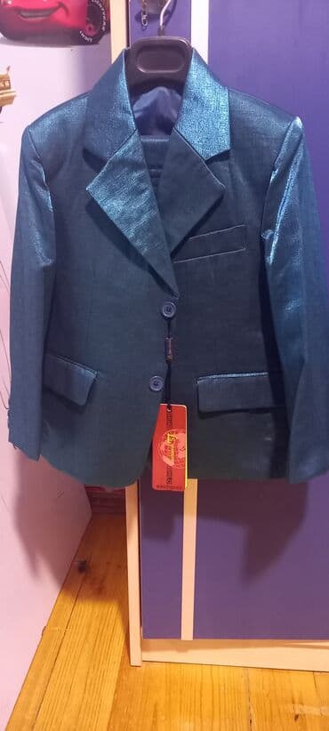 tünd qırmızı rənfli məktəbli forması: Tezedir hec geyilmeyib 3 4 yasli usaga geder3 lu dest — 1