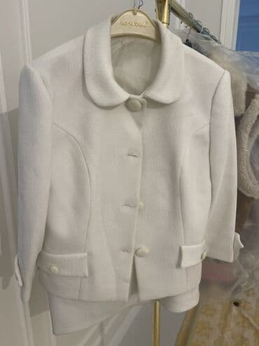 Ağ rəngli etekli qadin mostyumu - Klassik yumru yaxalıq - Ön hissədə lalafo.az -da Ağ rəngli etekli qadin mostyumu - Klassik yumru yaxalıq - Ön hissədə