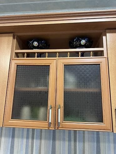 masa ikinci el: Mətbəx mebel dəsti – taxta görünüşlü, üst və alt dolablarla tam — 3