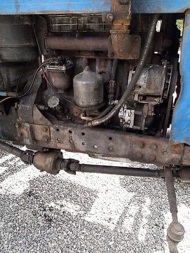 Mavi rəngli təkərli kənd təsərrüfatı traktoru. Xüsusiyyətlər: - Ön — 4