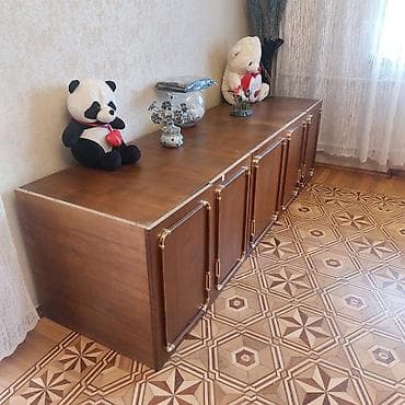 Qəhvəyi rəngdə, taxtadan hazırlanmış, 5qapıları olan uzun bufet