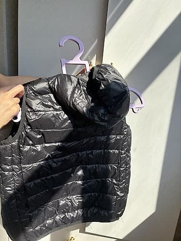 qara jaket: Qara kapüşonlu yüngül jilet - Model: quilted/puf jilet, kapüşonlu - — 2