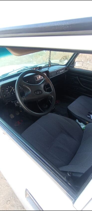 4 goz qaz: VAZ 2107, ağ rəng, sedan kuzov. Əsas xüsusiyyətlər: - Mühərrik: RWD — 5