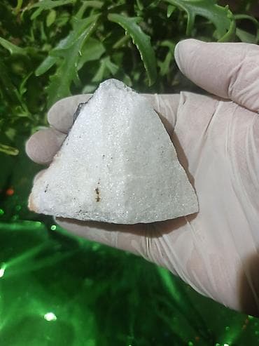 parca camadan: Xam Yaqut + Safir + Nadir Şpinel + Süd Kvarsı ? Flüoresans — 10