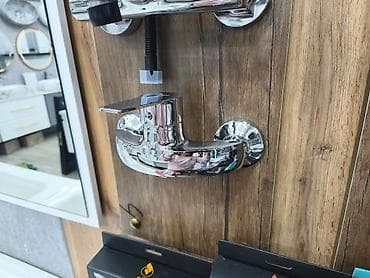 Vanna/duş üçün divara quraşdırılan təkqollu qarışdırıcı kran. -