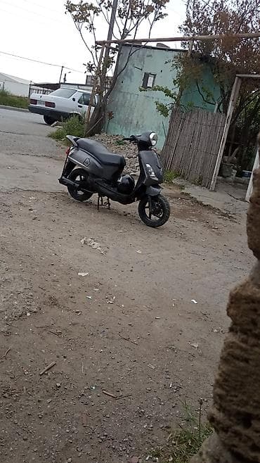 2 el motor: Qara rəngdə şəhər üçün ideal skuter/scooter. Xüsusiyyətlər: - Geniş — 2
