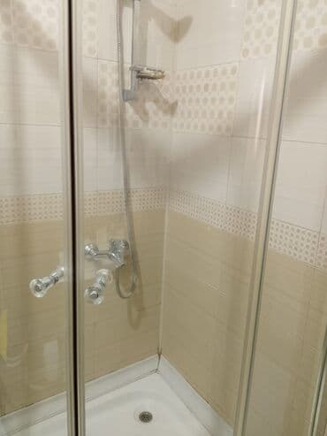 Duş başlıqları: Gümüşü rəngli profillərə malik, yarım dairəvi duş kabinəsi. Hamam — 7