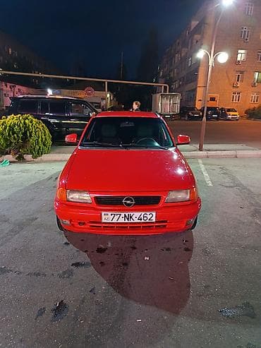 Opel Astra: 1.6 l | 1996 il 253555 km Sedan