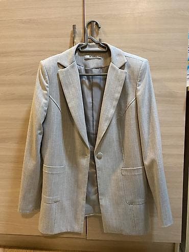 Qadın kostyum dəstləri – 2 variant 1) Açıq boz rəngli dəst - Klassik