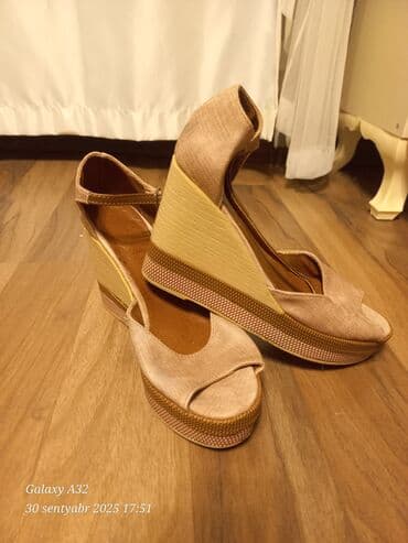 бежевые босоножки на тракторной подошве: Ölçü: 39, rəng - Bej, İşlənmiş — 1