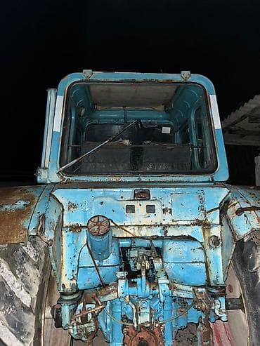 Motonəqliyyat: Mavi rəngli təkərli kənd təsərrüfatı traktoru. Texniki xüsusiyyət və — 1