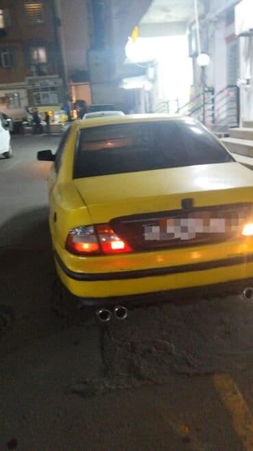 çirkab su maşını: Peugeot 405 (İran istehsalı – Samand/IKCO bazalı sedan) – sarı rəngdə — 4