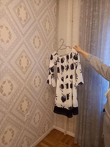 Ağ rəng üzərində qara çiçək naxışlı qadın paltarı. - Model: dizə