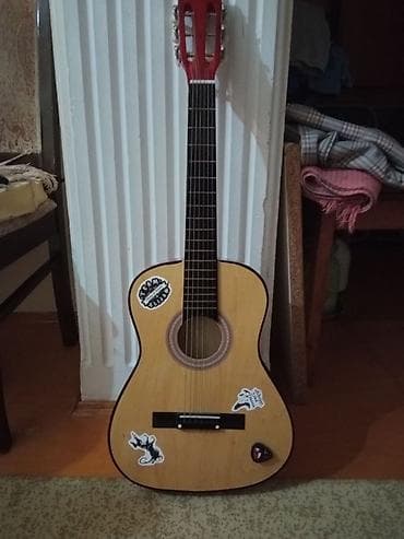 Normadan biraz kiçik bir gitaradir şekilde gorduyunuz kimidir