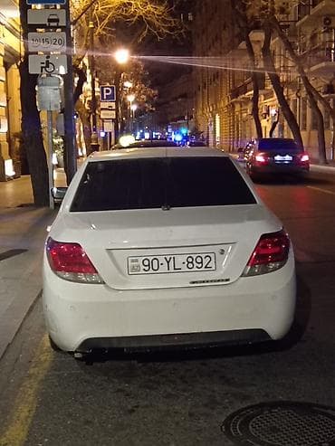 Ağ rəngli sedan avtomobil Xüsusiyyətlər: - Geniş və rahat 4 qapılı