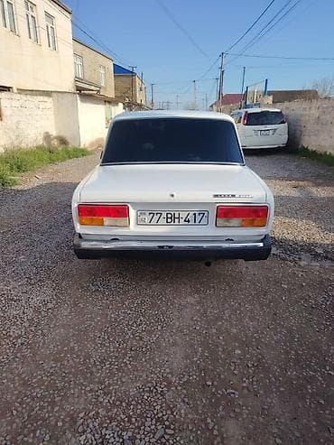 Hec bir problemi yoxdu Lada 2107, ağ rəngli sedan. Arxa tərəfdə “LADA — 1