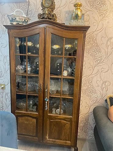 Klassik üslubda vitrin şkaf Rumuniya istehsalidir, 2 qapilisi 200 azn — 2