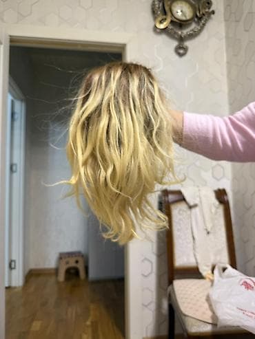 Sarı ombre rəngli, dalğalı qısa parik/saç tutması. Təbii saçdır - — 3