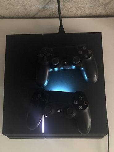 video capture: PlayStation 4 (PS4) oyun konsolu - Model: PS4 (orijinal şassi), ön — 1