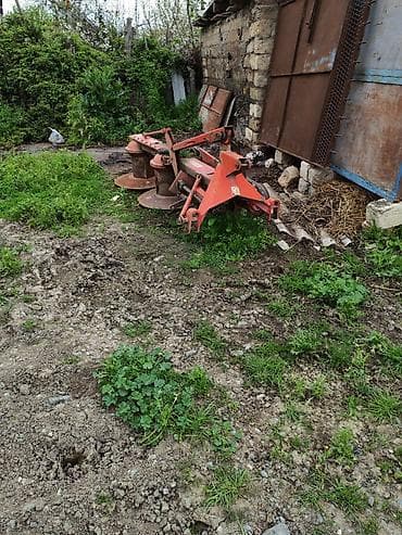 Kənd təsərrüfatı üçün diskli ot biçən (rotorlu çalov). Traktorun