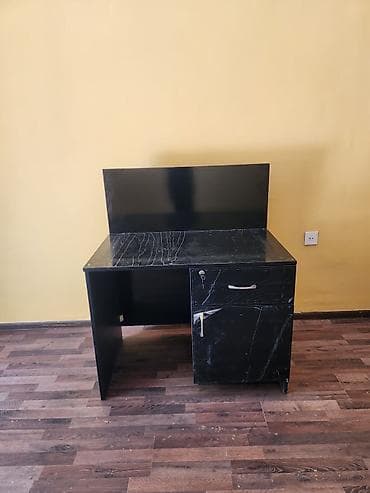 компьютерный стол: Qara ofis masası – mermer naxışlı üst səth və arxa panel - Material — 2