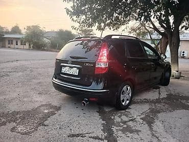 Продажа авто: Hyundai i30 CW, qara rəngli universal kuzov. Xüsusiyyətlər: - Kuzov — 3