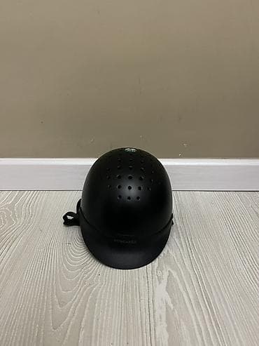 Fouganza atçılıq dəbilqəsi - Rəng: qara - İstehsalçı: Fouganza (loqo