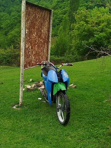 5 atlan tufengi: Skuter tipli motosiklet – mavi/göy korpus, yaşıl ön qanadlı — 5