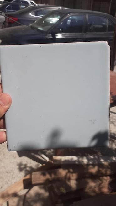 Mavi rəngli kvadrat formalı keramik plitə. Səthi hamar və sadə dizayna — 1