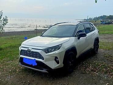 куплю машину в баку: Toyota RAV4 – ağ gövdə, qara dam və qara eksteryer detalları ilə zərif — 2